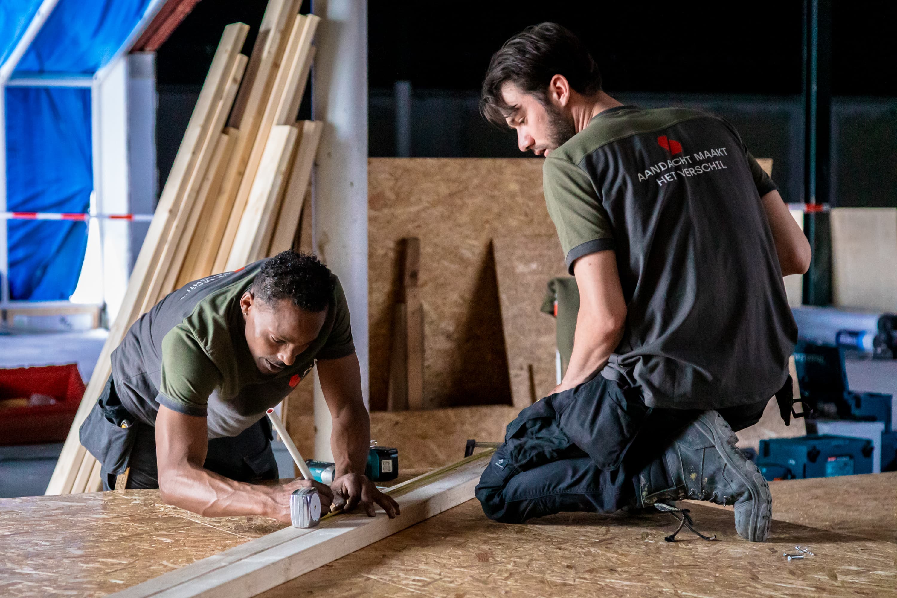 Fotoserie van Bart van den Bosch bij SKN Bouw in de Mall of the Netherlands. De beelden tonen bouwvakkers in bedrijfskleding van ViV Corporate Fashion, met aandacht voor details, vakmanschap en teamspirit.
