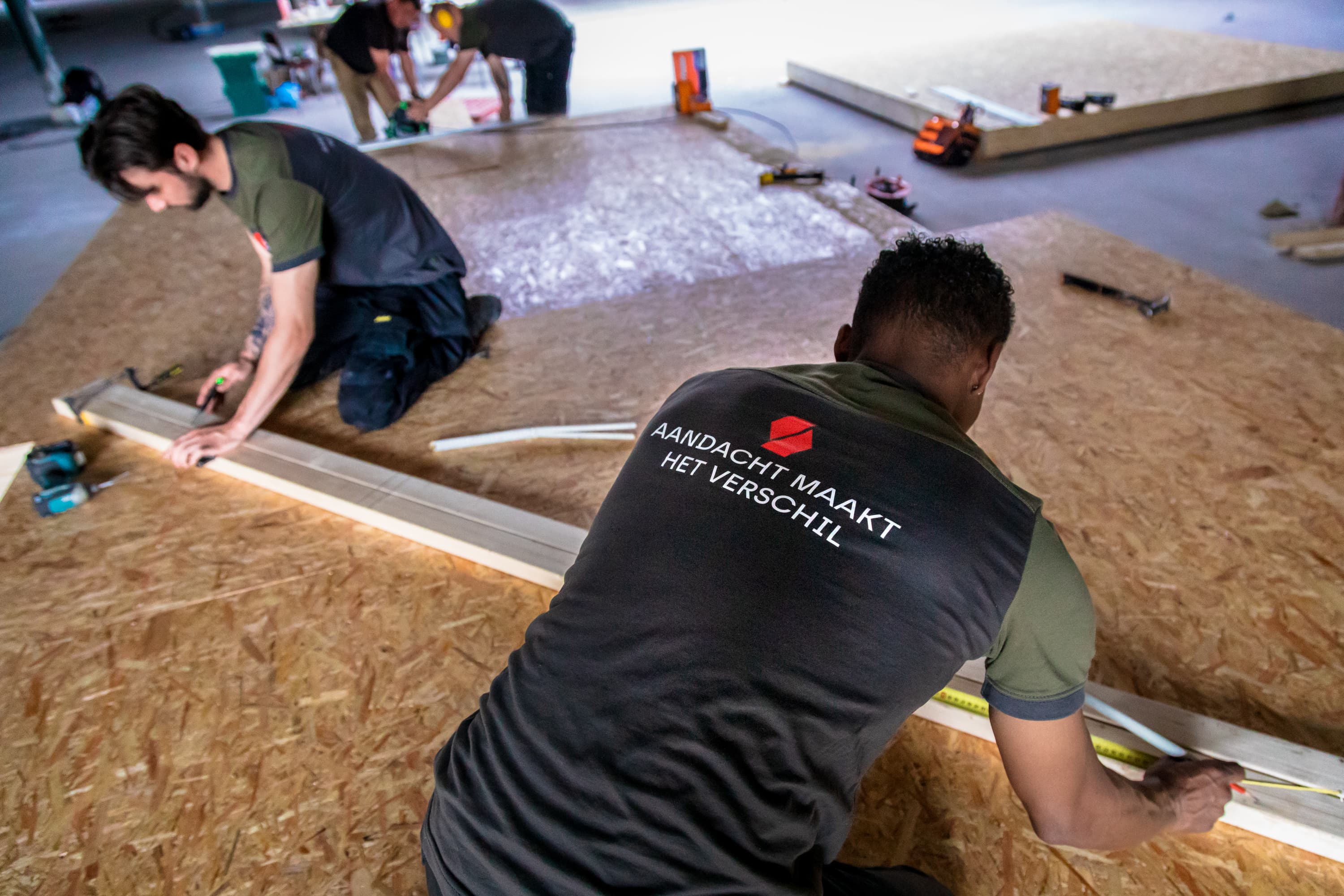 Fotoserie van Bart van den Bosch bij SKN Bouw in de Mall of the Netherlands. De beelden tonen bouwvakkers in bedrijfskleding van ViV Corporate Fashion, met aandacht voor details, vakmanschap en teamspirit.