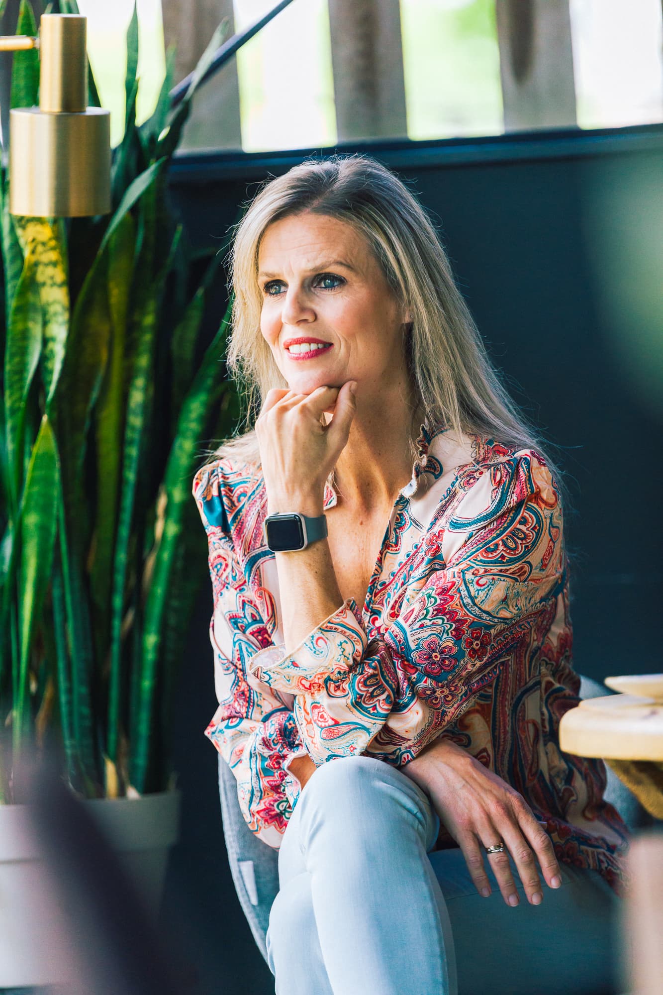 Personal branding foto's van diëtist Debby - Roem, gemaakt in de studio en bij restaurant De Kleischuur in Gouda. De beelden tonen haar als energieke en toegankelijke professional, zowel in zwart-wit als kleur.