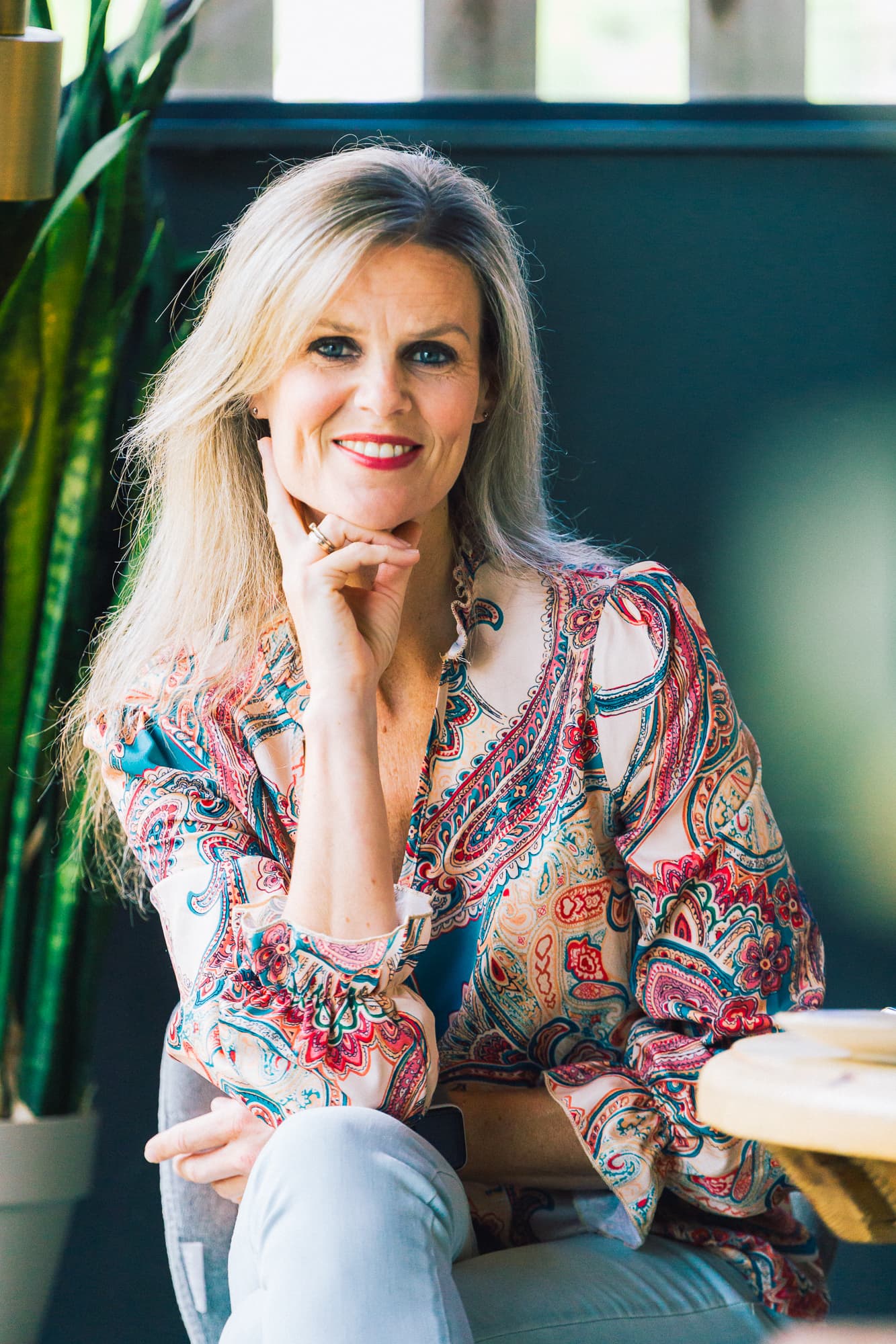 Personal branding foto's van diëtist Debby - Roem, gemaakt in de studio en bij restaurant De Kleischuur in Gouda. De beelden tonen haar als energieke en toegankelijke professional, zowel in zwart-wit als kleur.