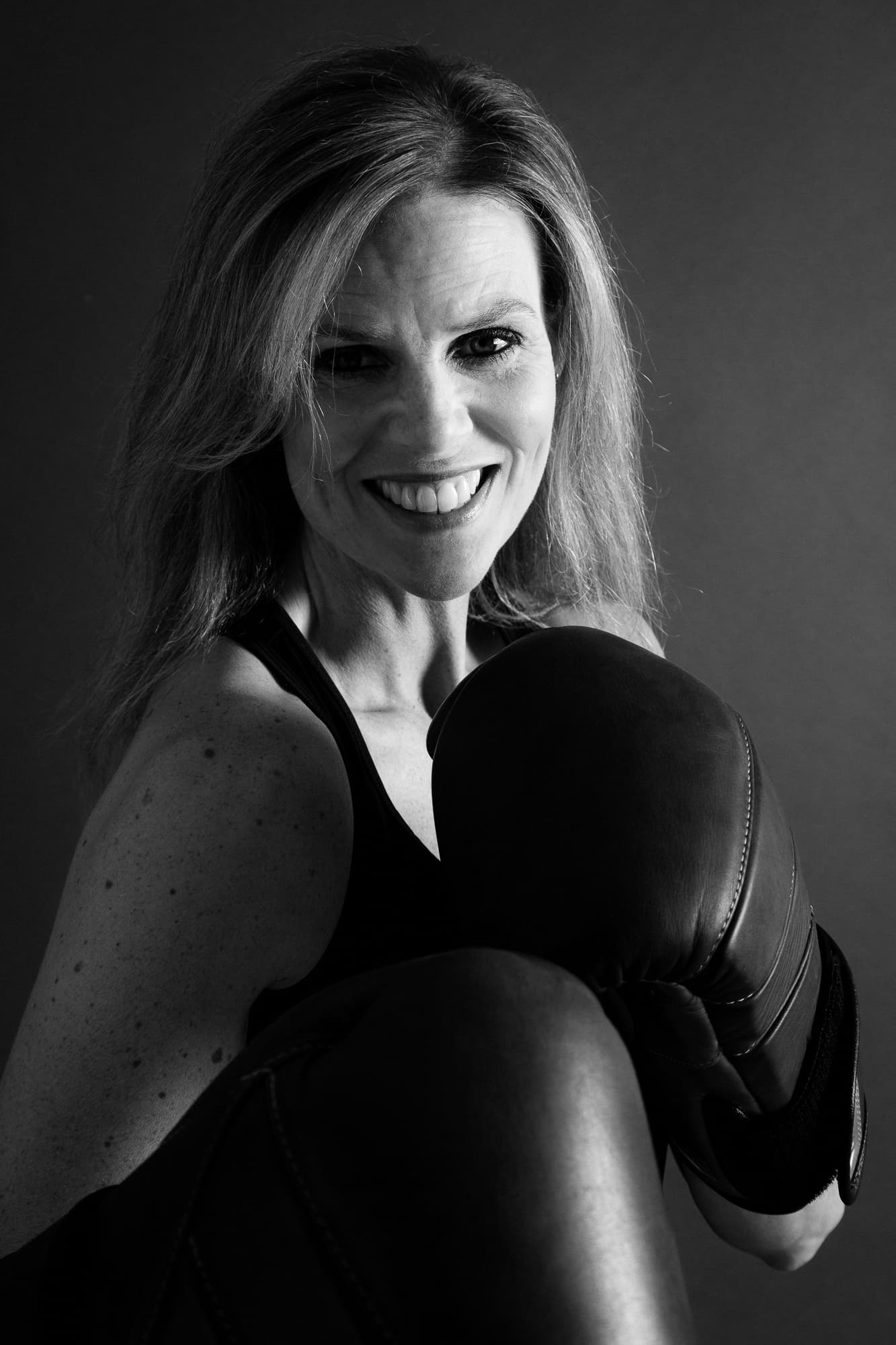 Personal branding foto's van diëtist Debby - Roem, gemaakt in de studio en bij restaurant De Kleischuur in Gouda. De beelden tonen haar als energieke en toegankelijke professional, zowel in zwart-wit als kleur.