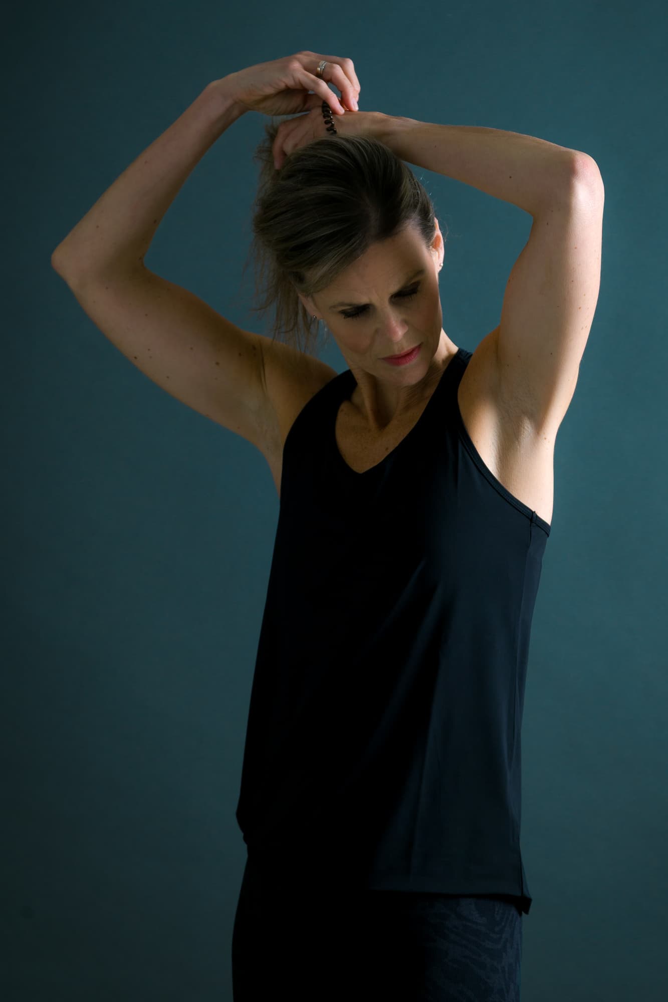 Personal branding foto's van diëtist Debby - Roem, gemaakt in de studio en bij restaurant De Kleischuur in Gouda. De beelden tonen haar als energieke en toegankelijke professional, zowel in zwart-wit als kleur.