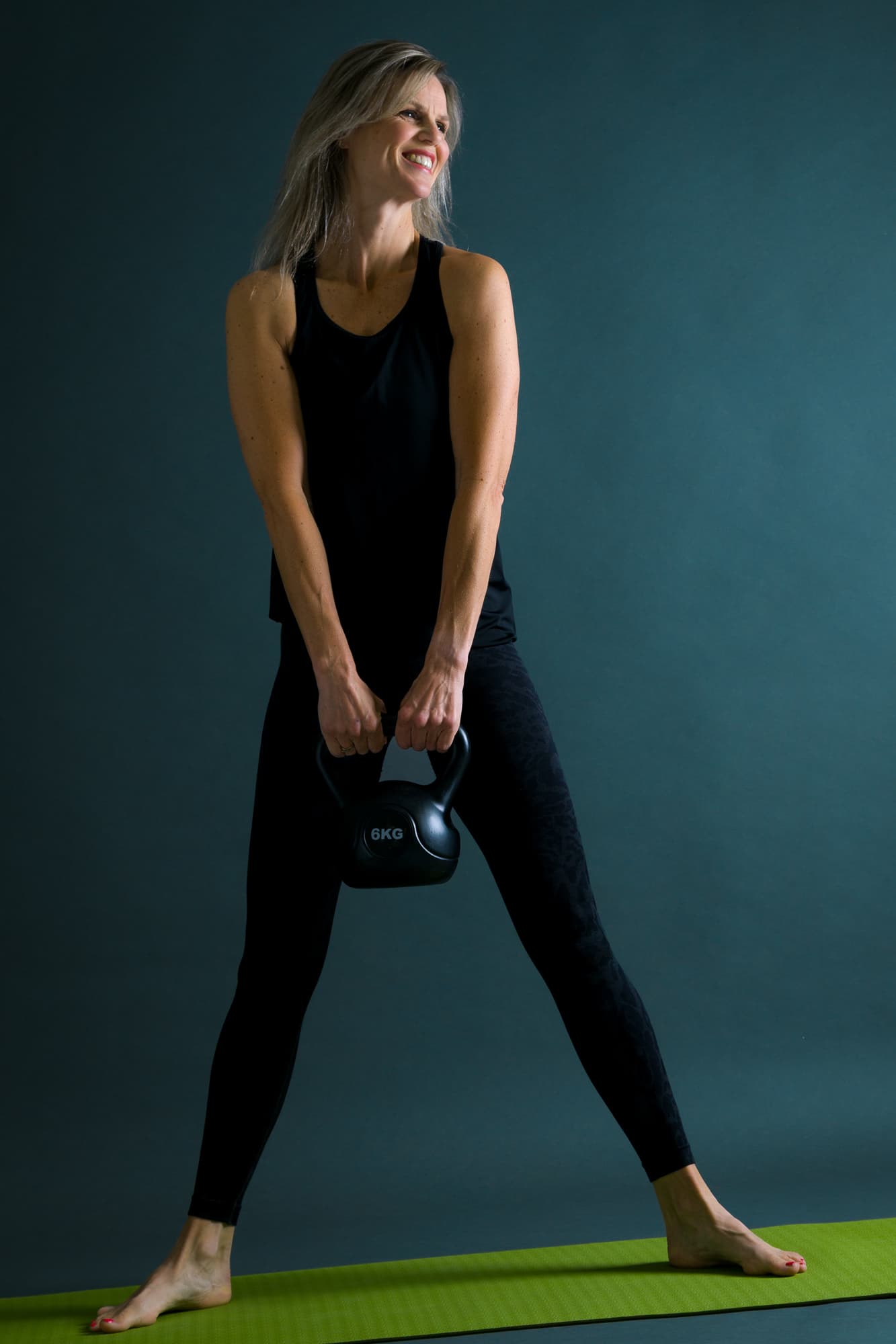 Personal branding foto's van diëtist Debby - Roem, gemaakt in de studio en bij restaurant De Kleischuur in Gouda. De beelden tonen haar als energieke en toegankelijke professional, zowel in zwart-wit als kleur.