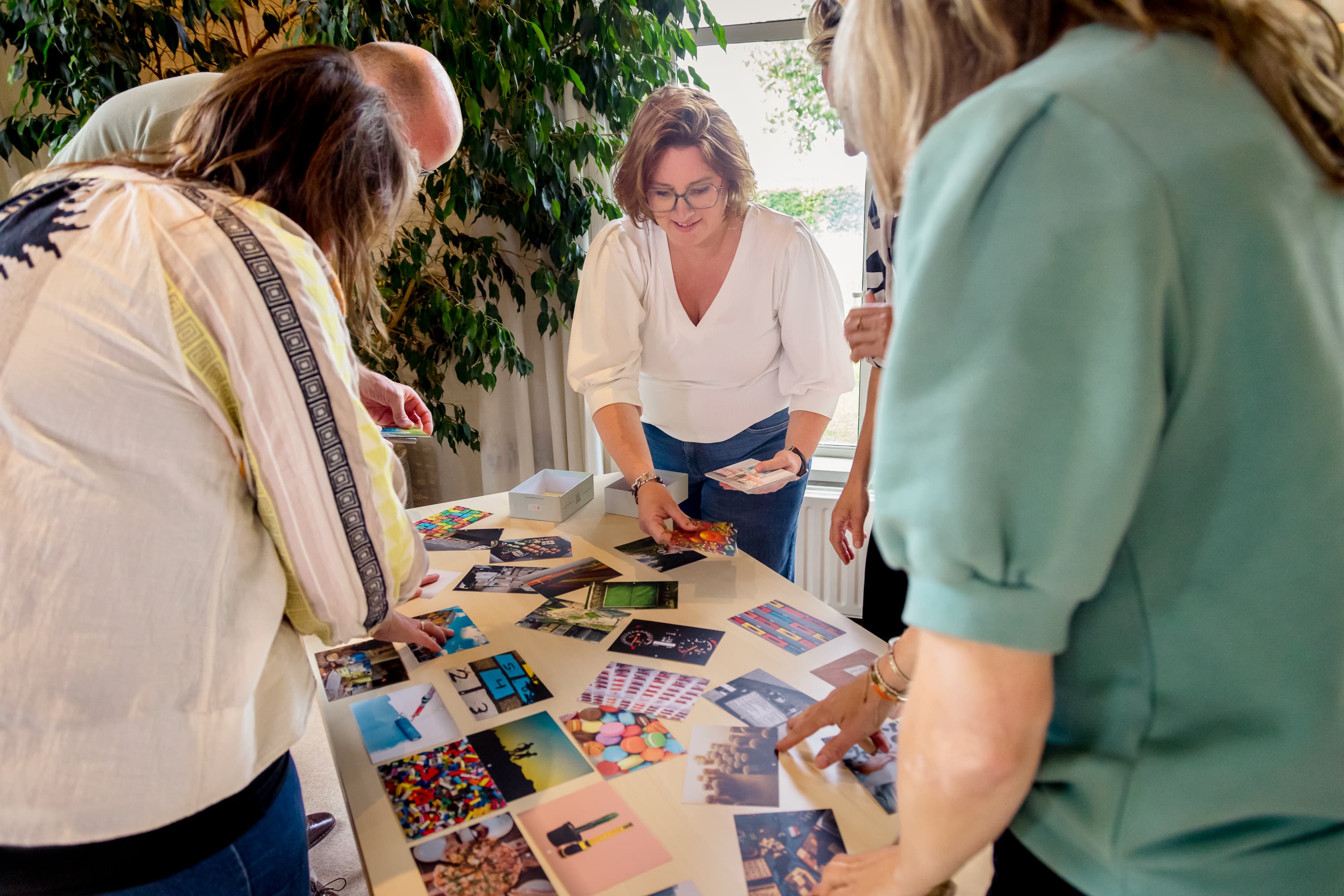 Personal branding foto's van Marieken van Lierop in kloosterlocatie Samaya in Werkhoven. Ze tonen haar als betrokken onderwijsadviseur en bevlogen rekentrainer, in een natuurlijke setting met ruimte voor zowel professionaliteit als persoonlijkheid.