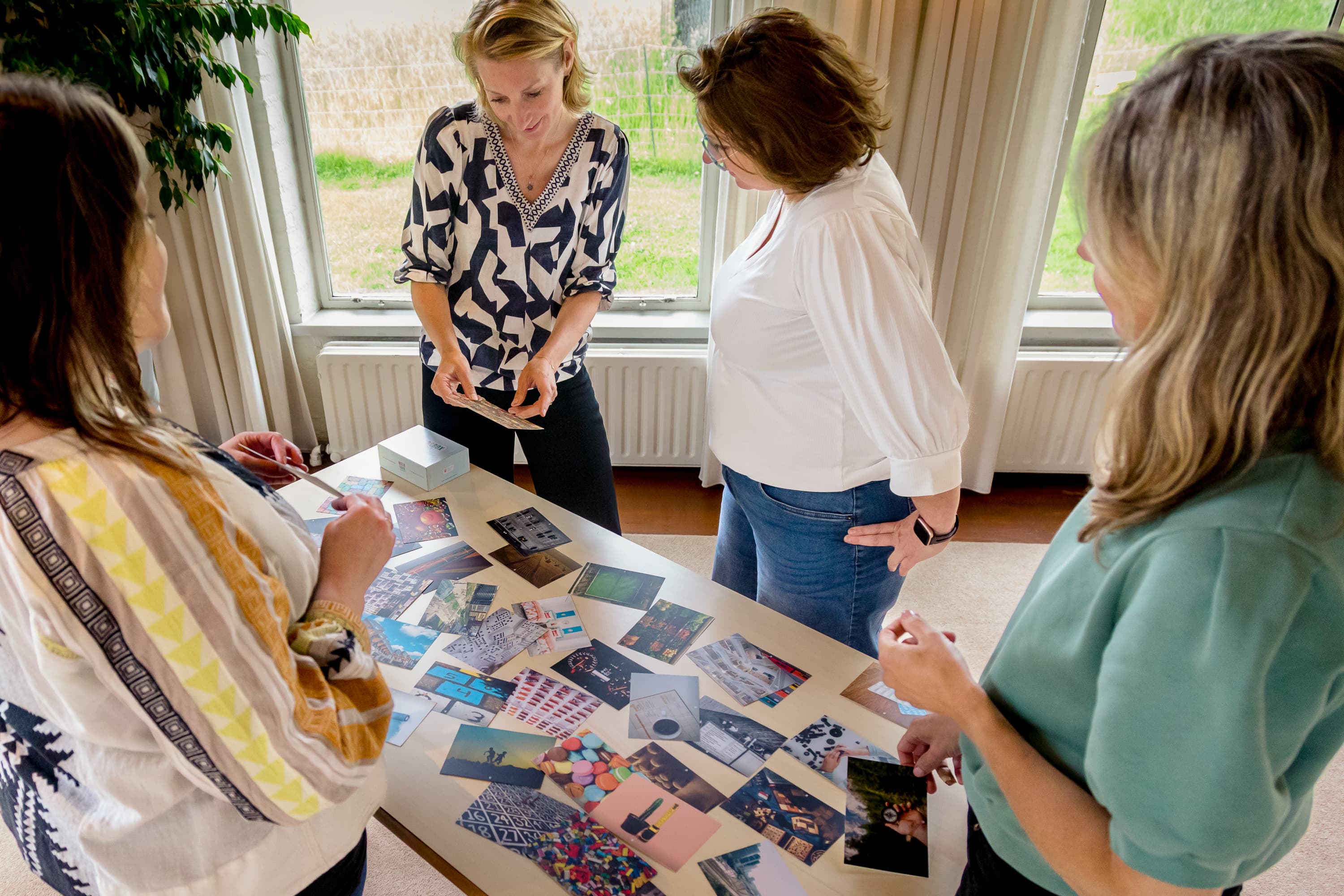 Personal branding foto's van Marieken van Lierop in kloosterlocatie Samaya in Werkhoven. Ze tonen haar als betrokken onderwijsadviseur en bevlogen rekentrainer, in een natuurlijke setting met ruimte voor zowel professionaliteit als persoonlijkheid.