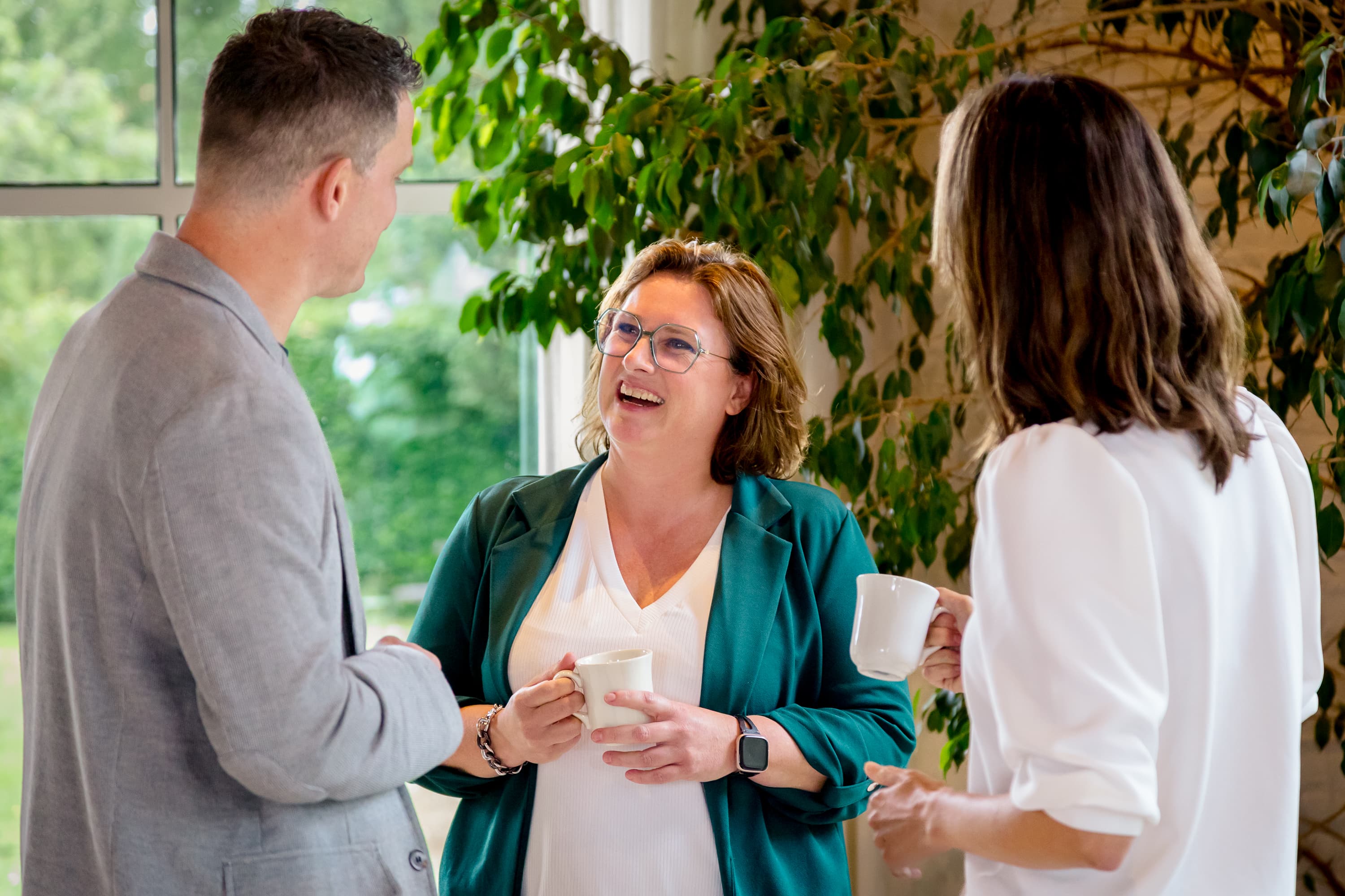 Personal branding foto's van Marieken van Lierop in kloosterlocatie Samaya in Werkhoven. Ze tonen haar als betrokken onderwijsadviseur en bevlogen rekentrainer, in een natuurlijke setting met ruimte voor zowel professionaliteit als persoonlijkheid.