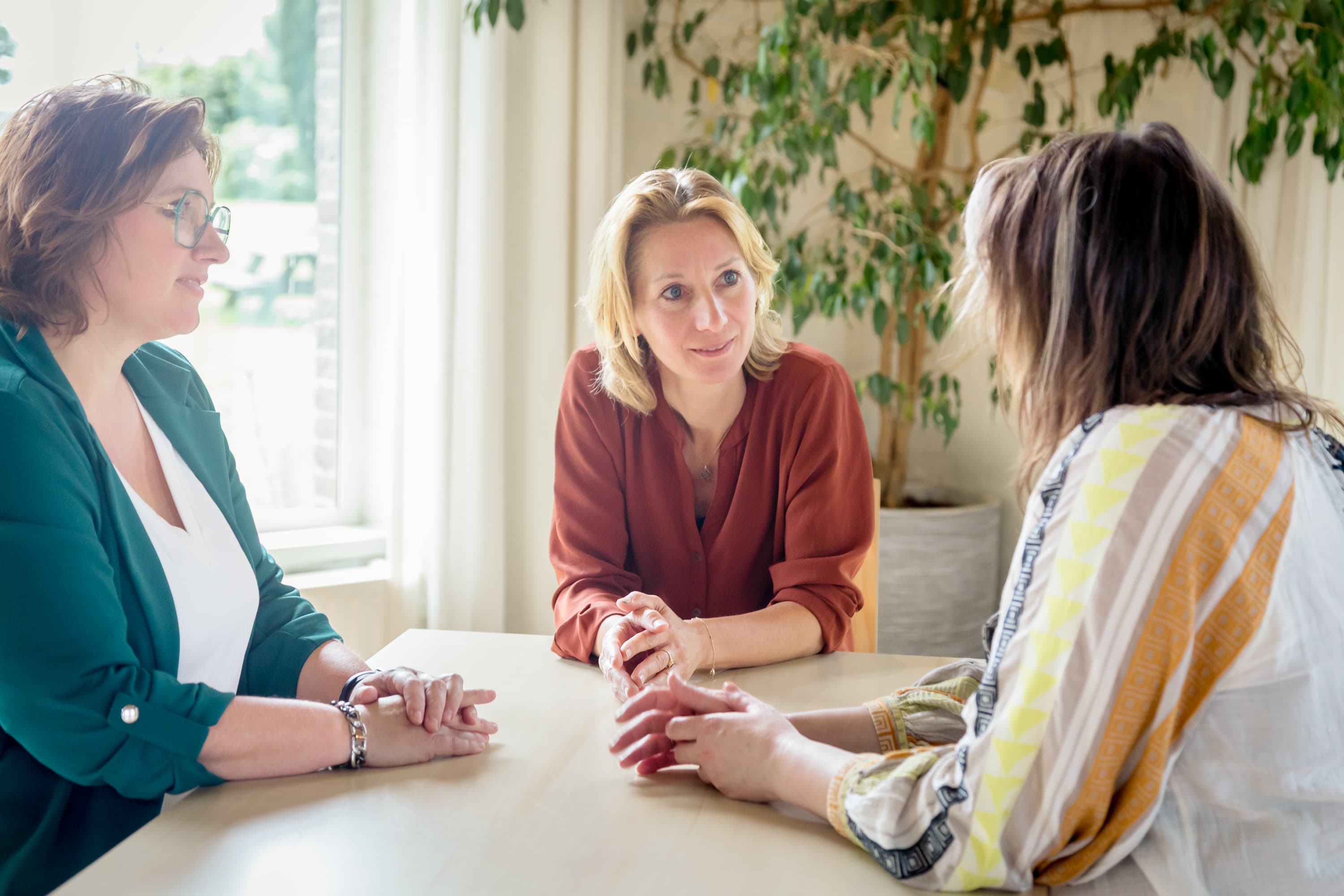 Personal branding foto's van Marieken van Lierop in kloosterlocatie Samaya in Werkhoven. Ze tonen haar als betrokken onderwijsadviseur en bevlogen rekentrainer, in een natuurlijke setting met ruimte voor zowel professionaliteit als persoonlijkheid.