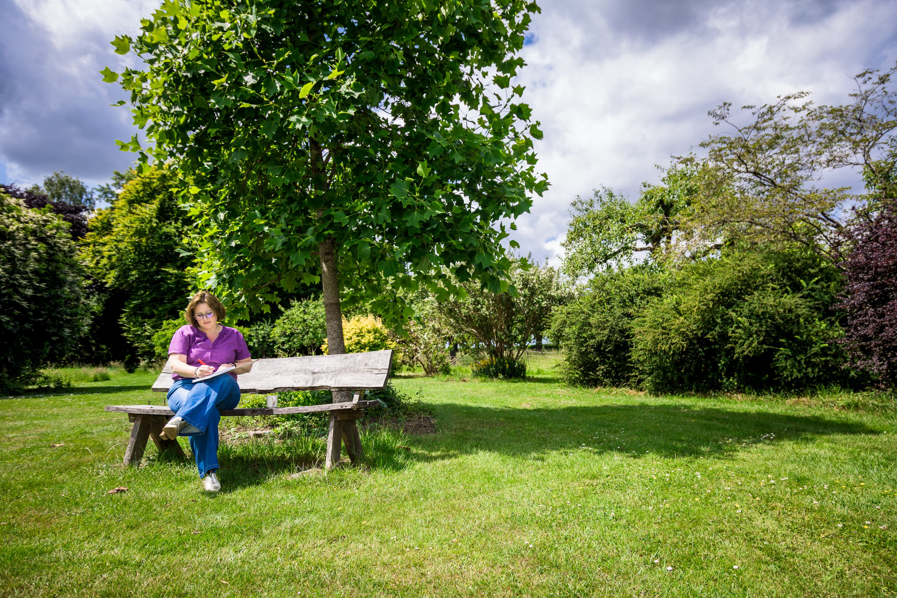 Personal branding foto's van Marieken van Lierop in kloosterlocatie Samaya in Werkhoven. Ze tonen haar als betrokken onderwijsadviseur en bevlogen rekentrainer, in een natuurlijke setting met ruimte voor zowel professionaliteit als persoonlijkheid.