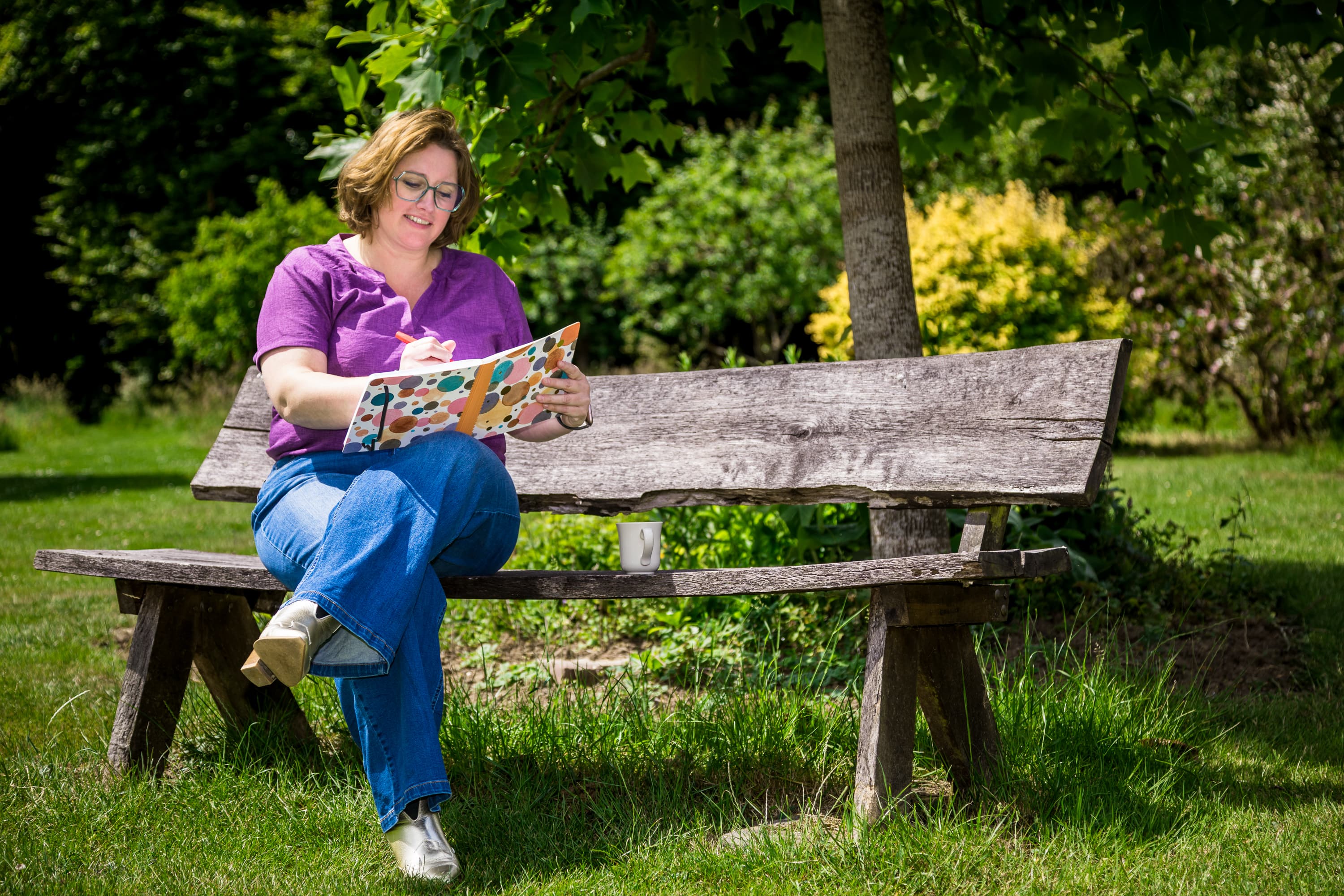 Personal branding foto's van Marieken van Lierop in kloosterlocatie Samaya in Werkhoven. Ze tonen haar als betrokken onderwijsadviseur en bevlogen rekentrainer, in een natuurlijke setting met ruimte voor zowel professionaliteit als persoonlijkheid.